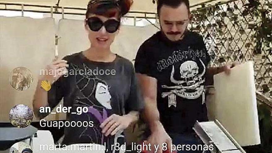 Ariadna Salvador y Pau Navarro, ayer, en la terraza de su casa.