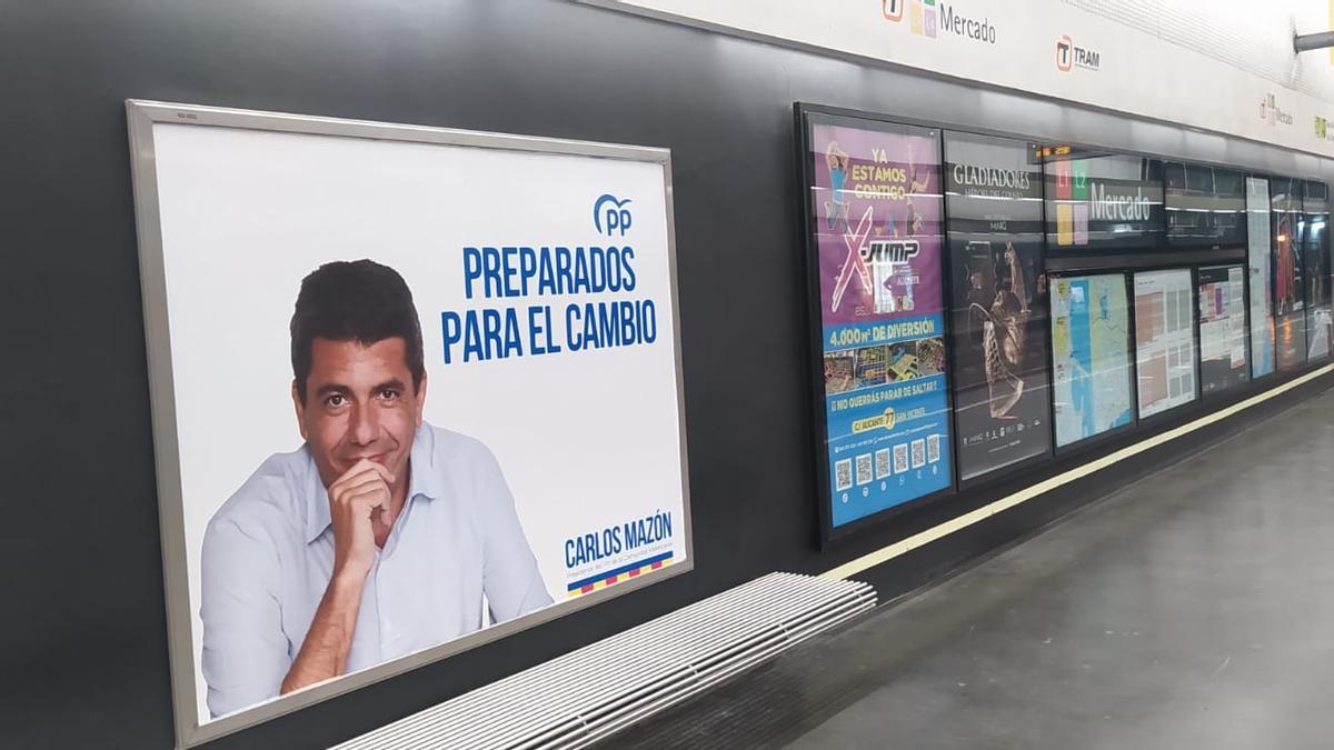 Cartel de la candidatura de Carlos Mazón en el tranvía de Alicante, este lunes.