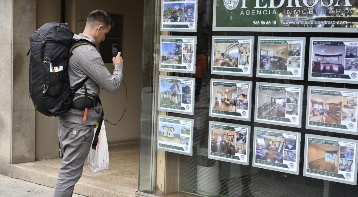 Anuncios de una agencia inmobiliaria en Pontevedra.