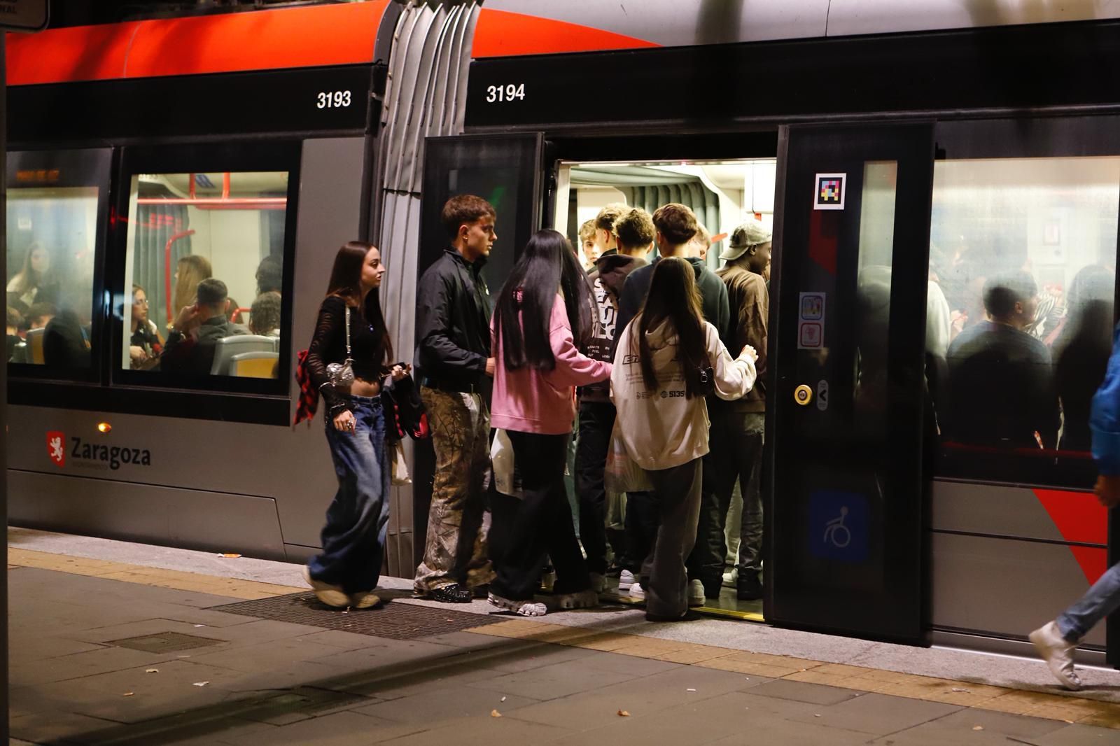 EN IMÁGENES | Largas filas en las paradas de tranvía en las primeras horas de huelga