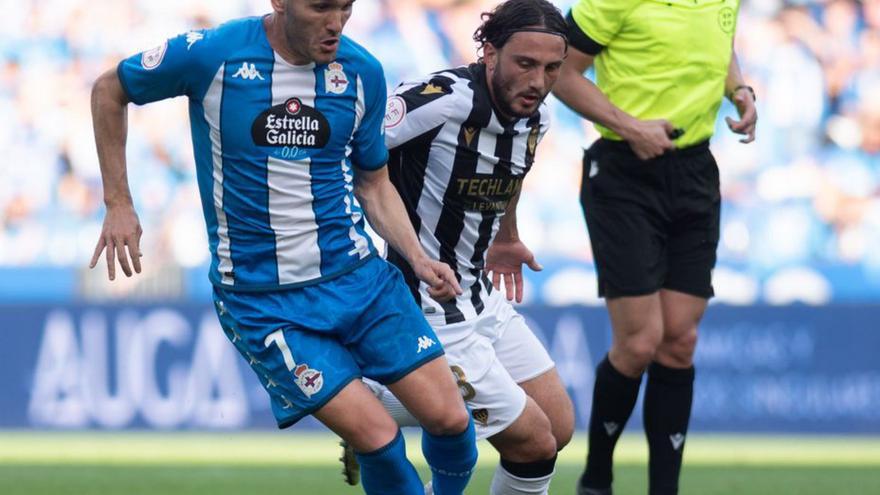 Lucas Pérez conduce el balón en el partido de ayer. |  // CASTELEIRO