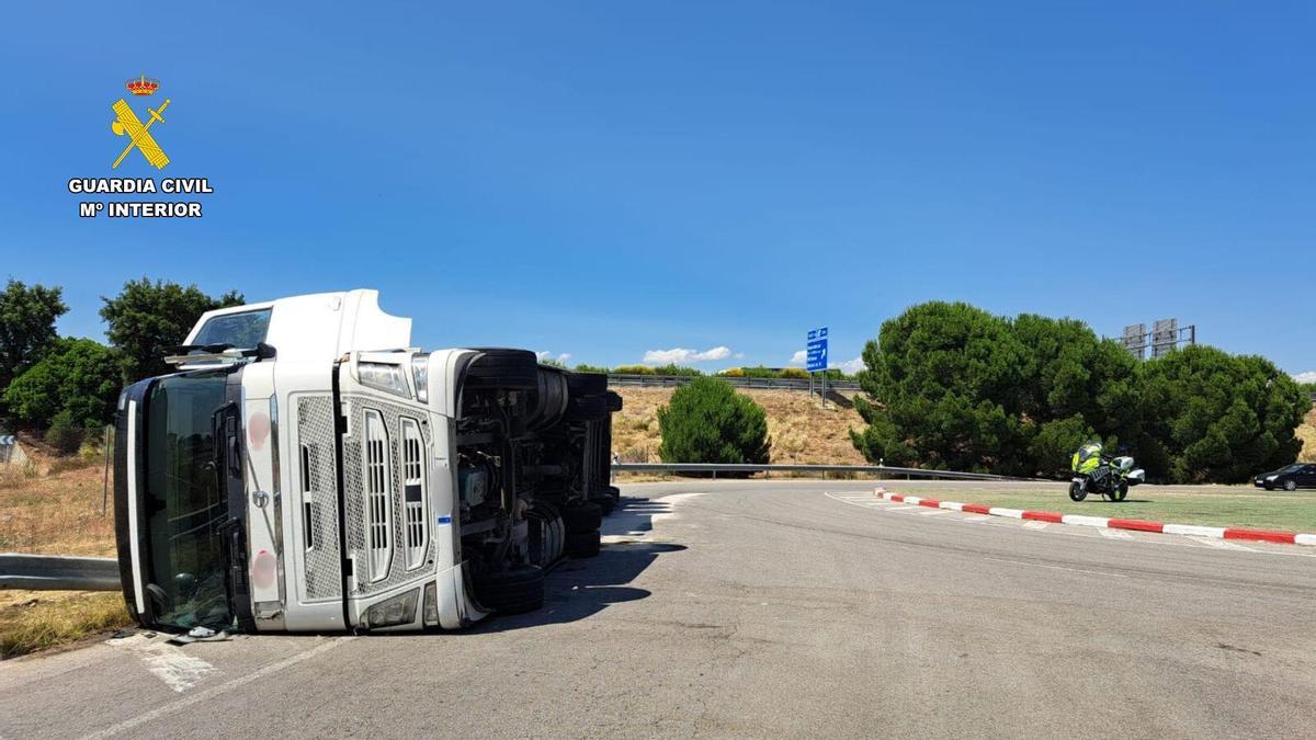 Camión volcado sobre en la carretera N-5, punto kilométrico 185,2.