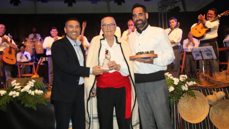 Oswaldo Betancort, Elfidio Alonso y Carlos Hernández, en la Villa de Teguise.