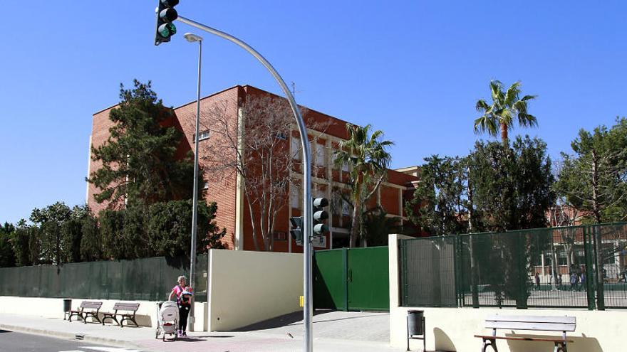 Molester Estereotipo imperdonable Puçol instala un semáforo en el colegio Virgen al Pie de la Cruz -  Levante-EMV