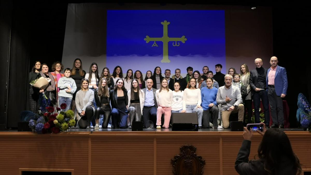 Premiados y autoridades en la Gala del Deporte de Navia del pasado año.