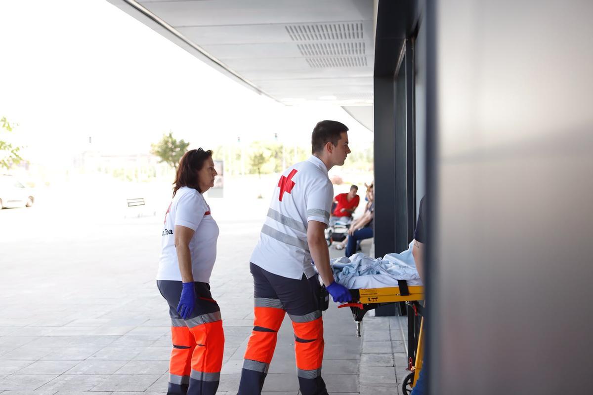 Una ambulancia llega con los evacuados a la residencia.