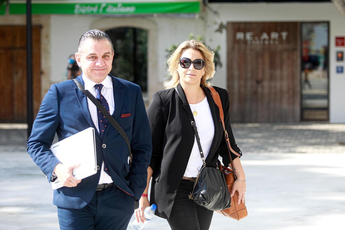 La interventora, Marian Tur, junto a su abogado en la puerta de los juzgados de Ibiza.