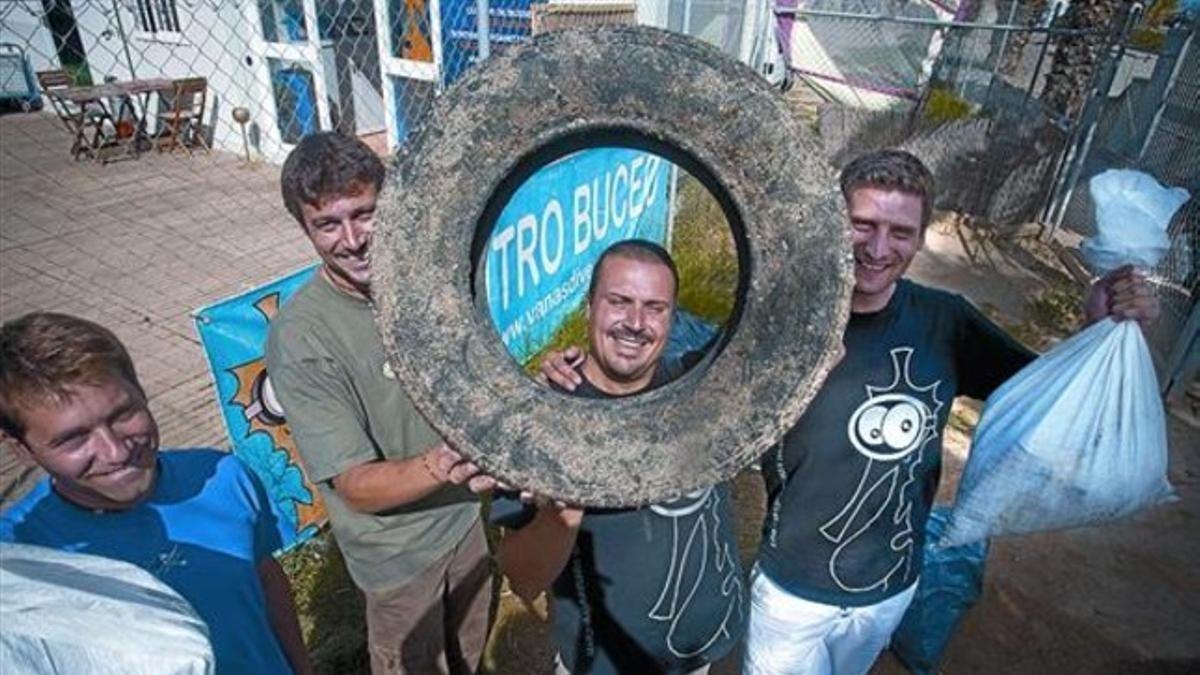 Voluntarios de Vanasdive enseñan un neumático tras una de las primeras limpiezas submarinas, hace más de una década.