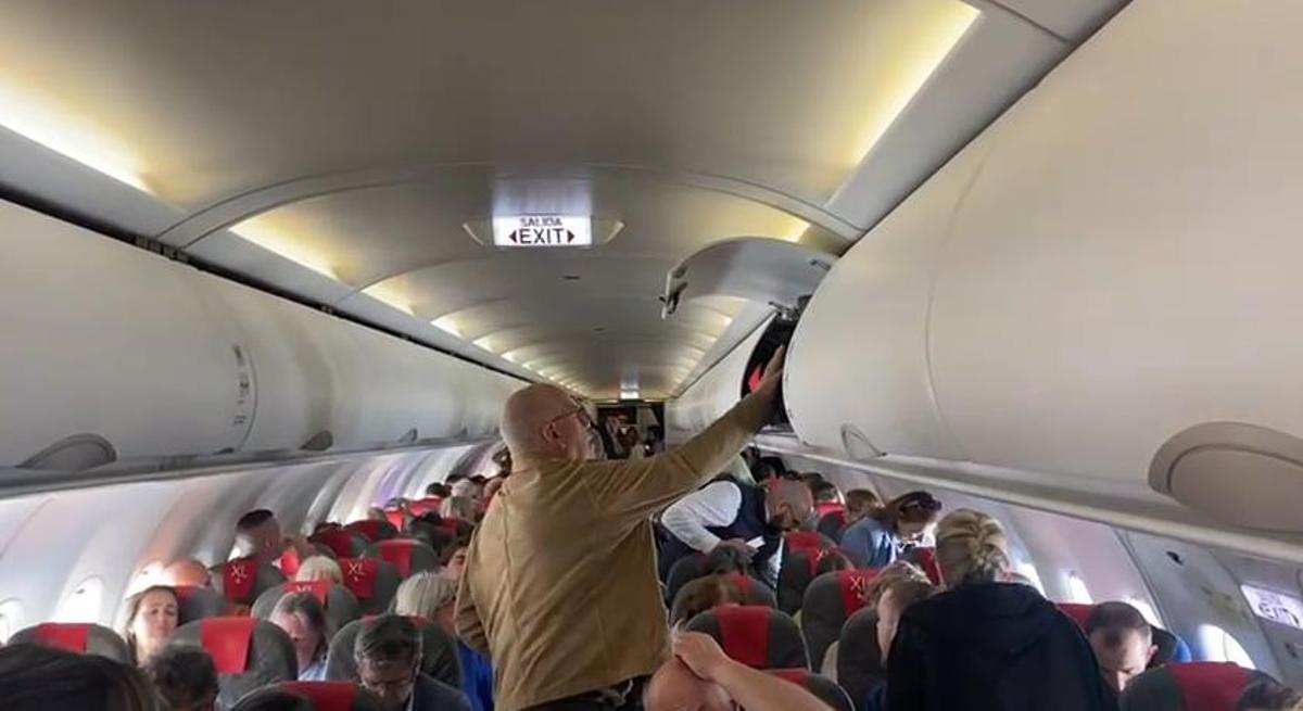 Algunos pasajeros han comenzado a retirar sus equipajes y exigen abandonar el avión, que continúa a esta hora parado en la pista de Lavacolla