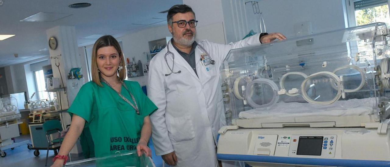 Laura Parga, junto al doctor José Luis Fernández Trisac, este pasado viernes, en la Unidad de Neonatología del Hospital Materno Infantil Teresa Herrera (Chuac).