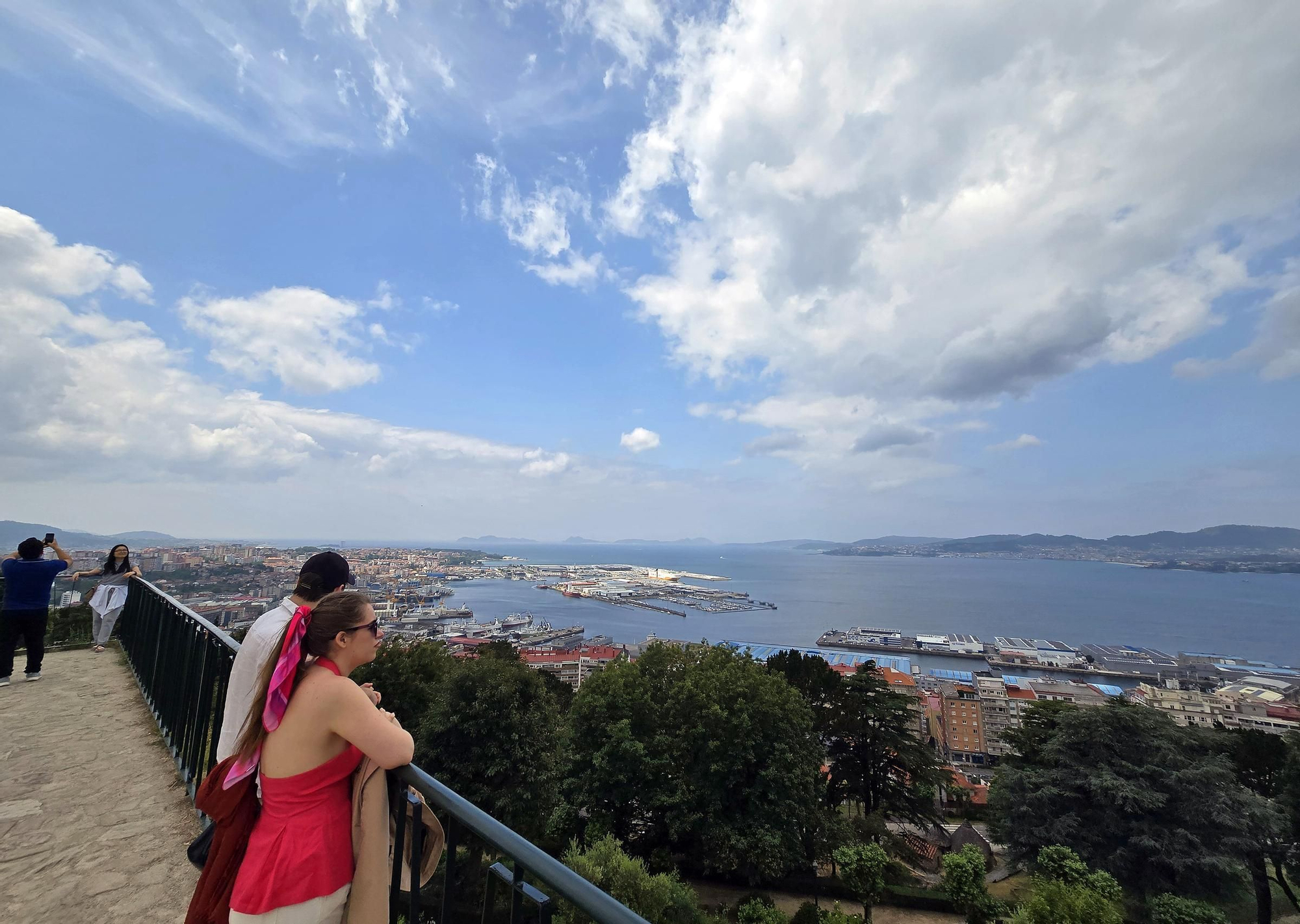 Marea de cruceristas en Vigo con la doble escala del «Independence of the Seas» y «MSC Virtuosa»