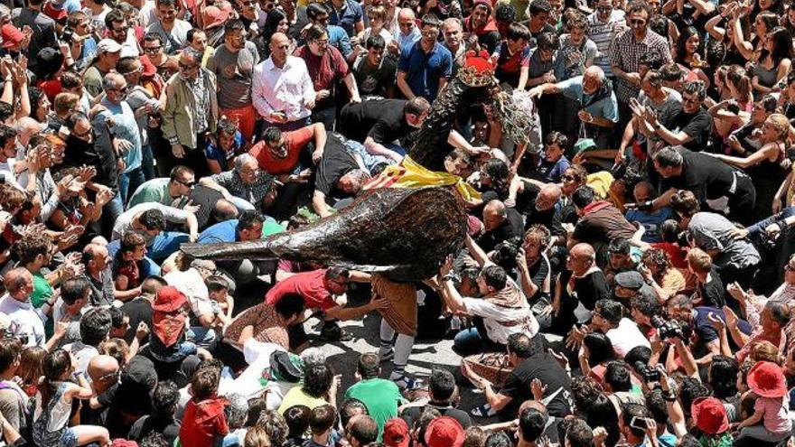 L&#039;àliga lluint la corona nova en el darrer tram del seu ball, solemne i emotiu