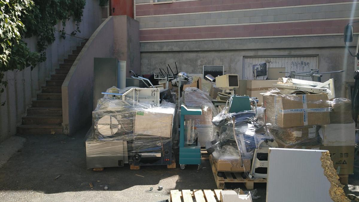 Imagen del mobiliario, material de oficina y sanitario obsoleto, vendido al peso desalojado esta semana del centro de salud del Acequíon en Torrevieja