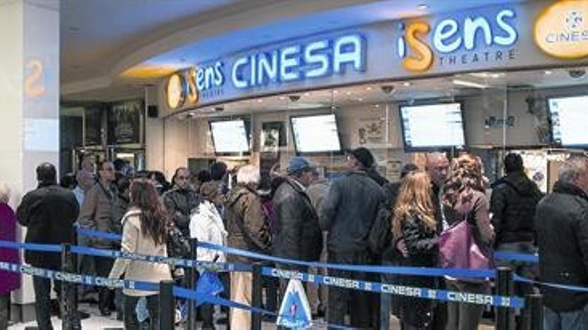 Colas en los Cinesa Diagonal Mar de Barcelona, ayer, primer día de la promoción para conseguir la entrada a 3,50 euros.
