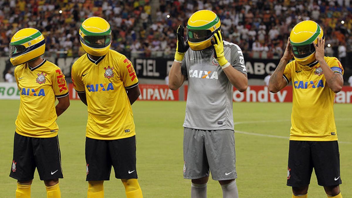 Los jugadores del Corinthians se colocan un casco idéntido al que utilizaba Ayrton Senna, antes de empezar el partido contra el Nacional Manaus perteneciente a la Copa de Brasil