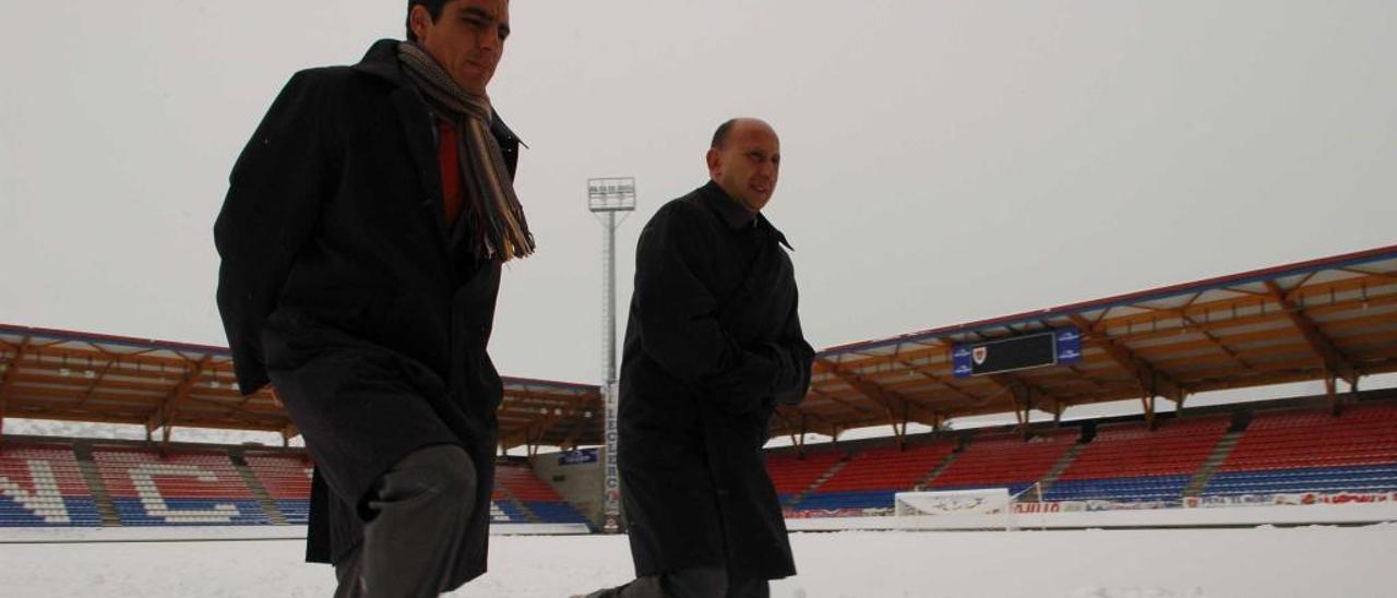 El árbitro inspecciona en 2006 Los Pajaritos antes del Numancia-Hércules.