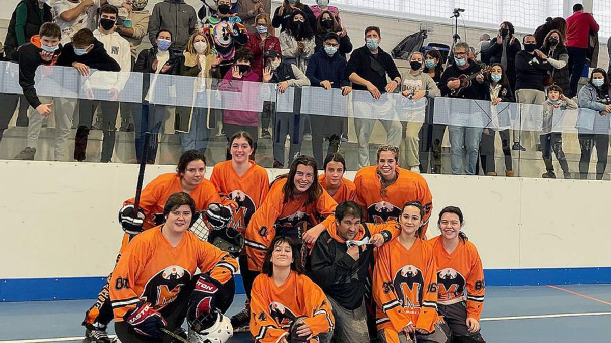 Equipo sénior femenino de las Morcegos, en A Carballeira. |   // FDV