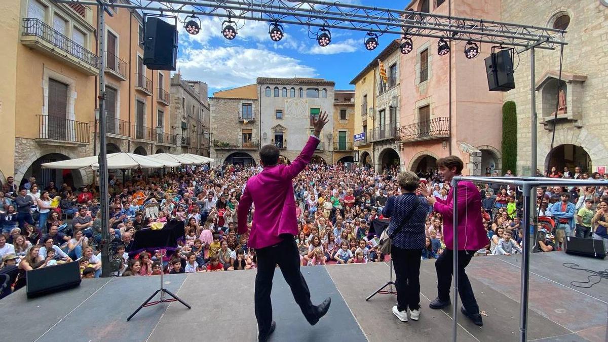 Màgia popular a la plaça de la Vila amb el duet Set de Màgia.