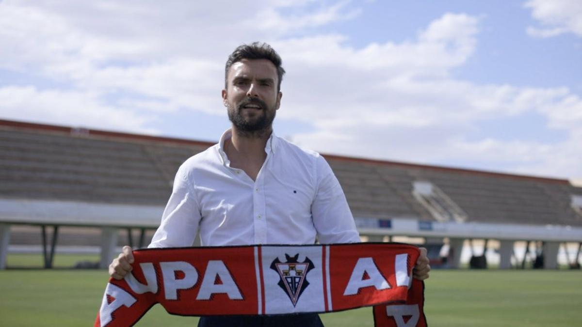 Rubén Albés, con la bufanda del Albacete en su presentación.