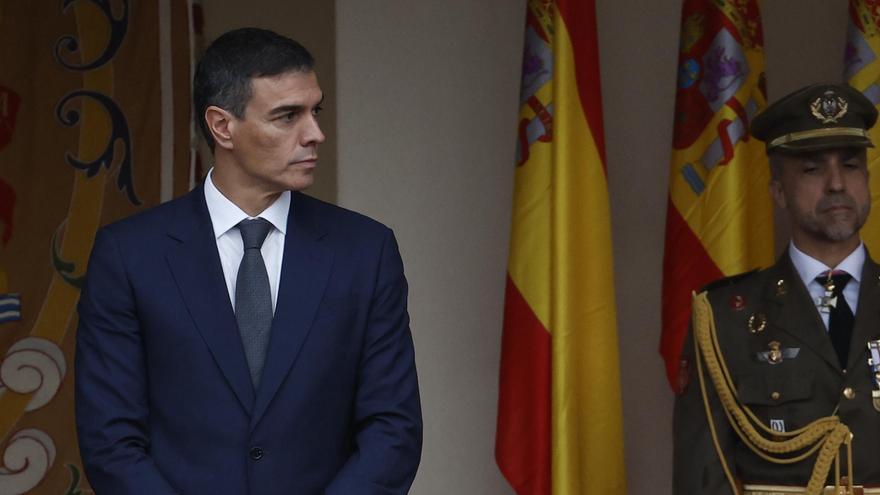 El presidente del Gobierno, Pedro Sánchez, durante el desfile del Día de la Fiesta Nacional por el Paseo del Prado de Madrid.