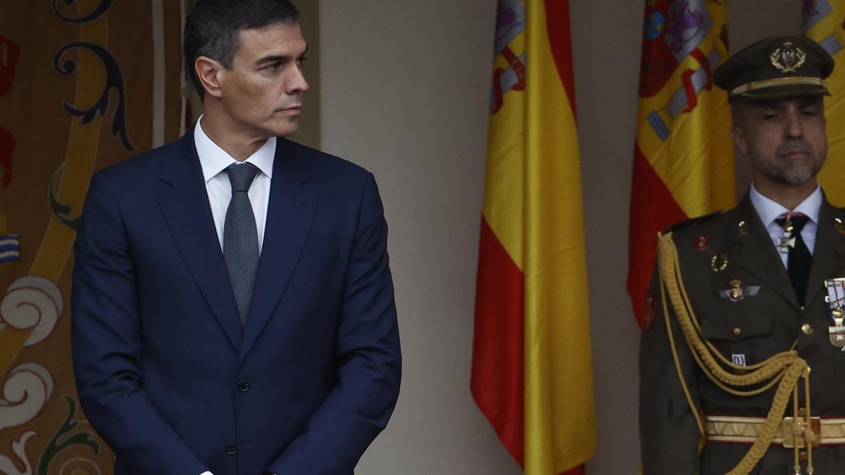 El presidente del Gobierno, Pedro Sánchez, durante el desfile del Día de la Fiesta Nacional por el Paseo del Prado de Madrid.