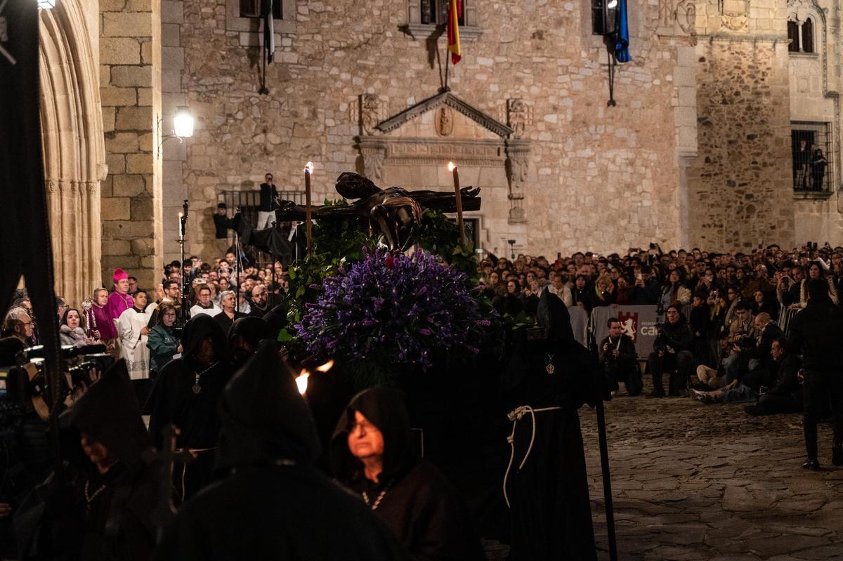 El Cristo Negro: la procesión cacereña que sale a medianoche y que atrae a miles de personas cada Miércoles Santo