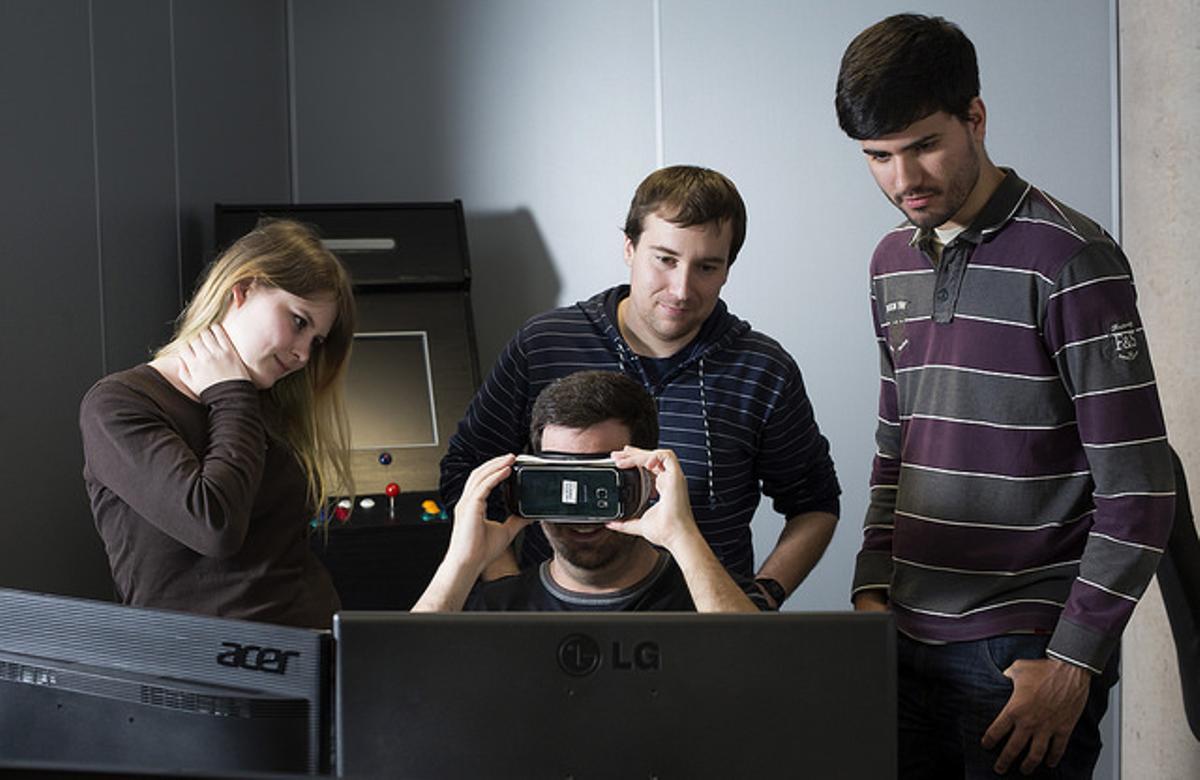 Prueba de videojuegos entre el alumnado.