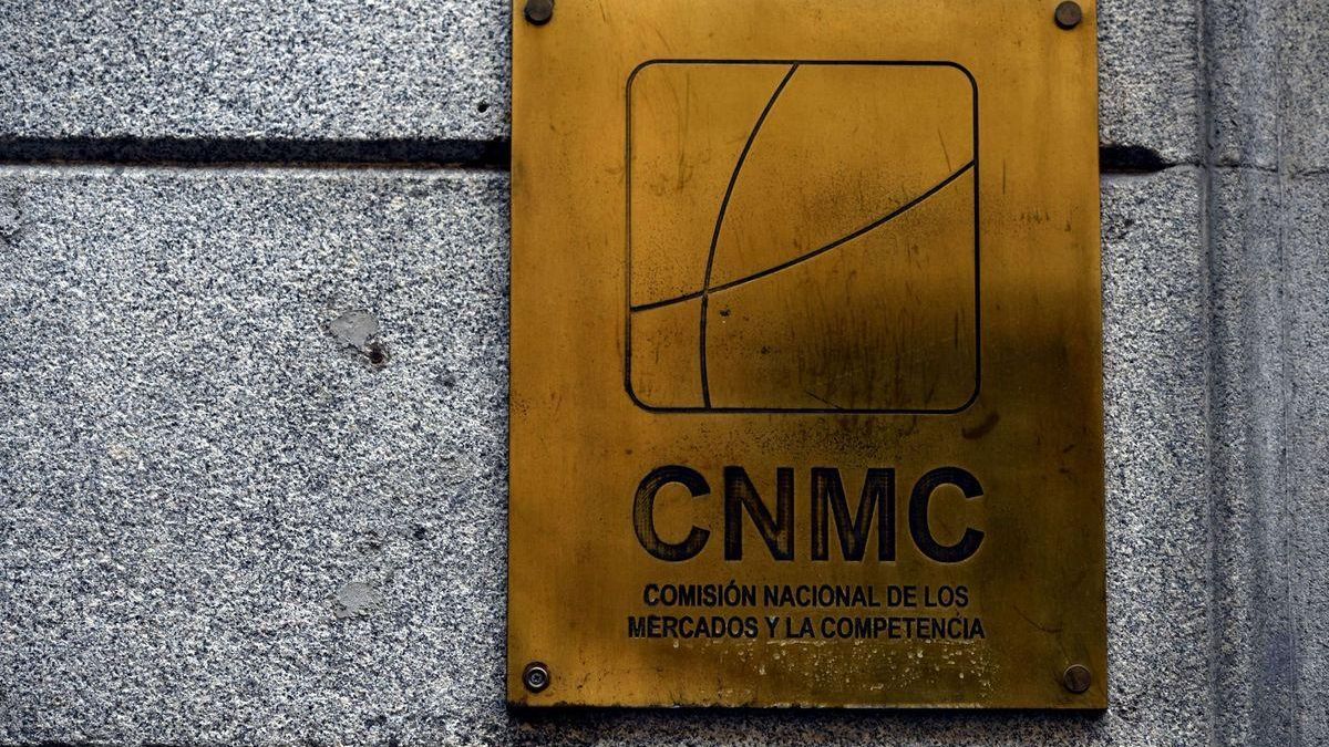 Logo de la CNMC en la sede del organismo.