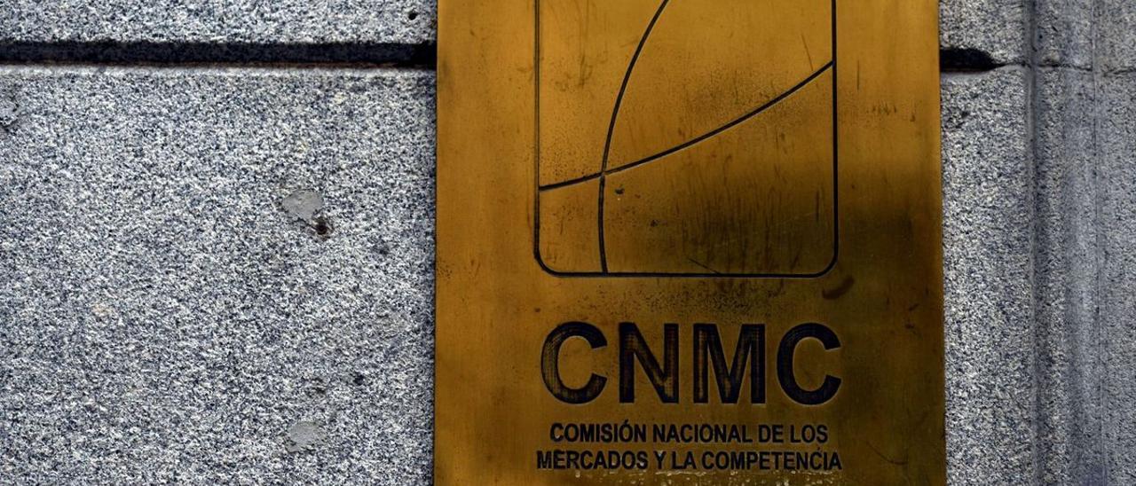 Logo de la CNMC en la sede del organismo.