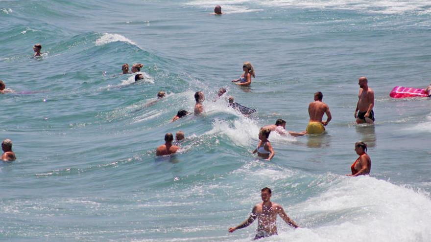 Bañistas difrutando del mar en La Zenia (costa de Orihuela)