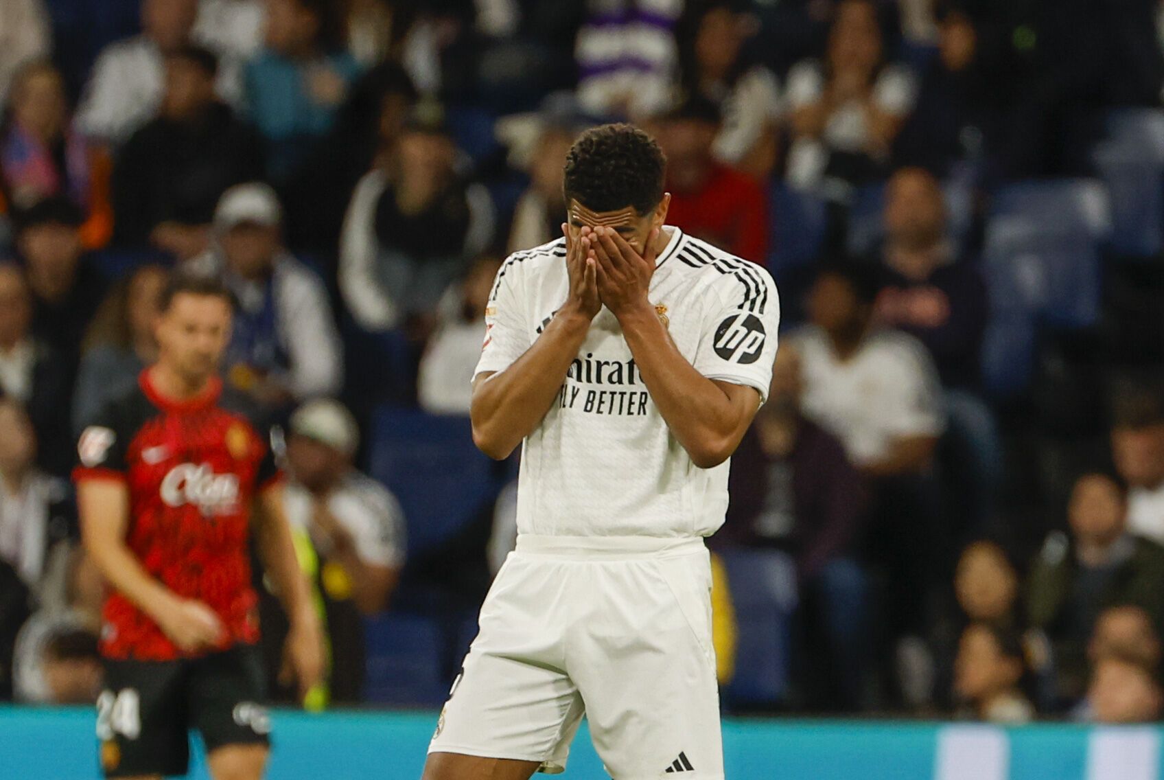 MADRID, 14/05/2025.- El centrocampista británico del Madrid Jude Bellingham durante el partido de LaLiga de fútbol que Real Madrid y RCD Mallorca disputan este miércoles en el estadio Santiago Bernabéu. EFE/Blanca Millez