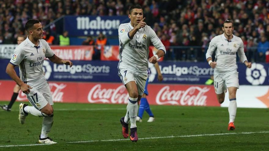 Cristiano Ronaldo, entre Lucas Vázquez y Bale, celebra uno de sus tres goles al Atlético en el último derbi.