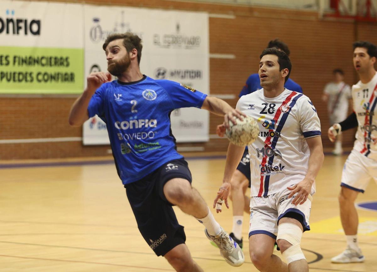 El jugador del Confía Base Oviedo Raúl Blanco, disponiéndose a tirar, ayer, en Vallobín.  |