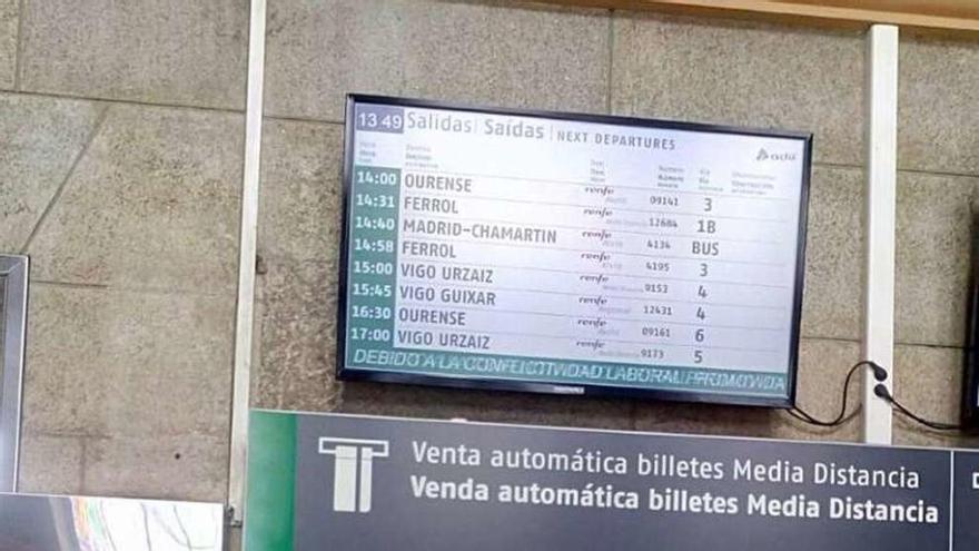 Cambios de horarios, ayer, en la estación de A Coruña.