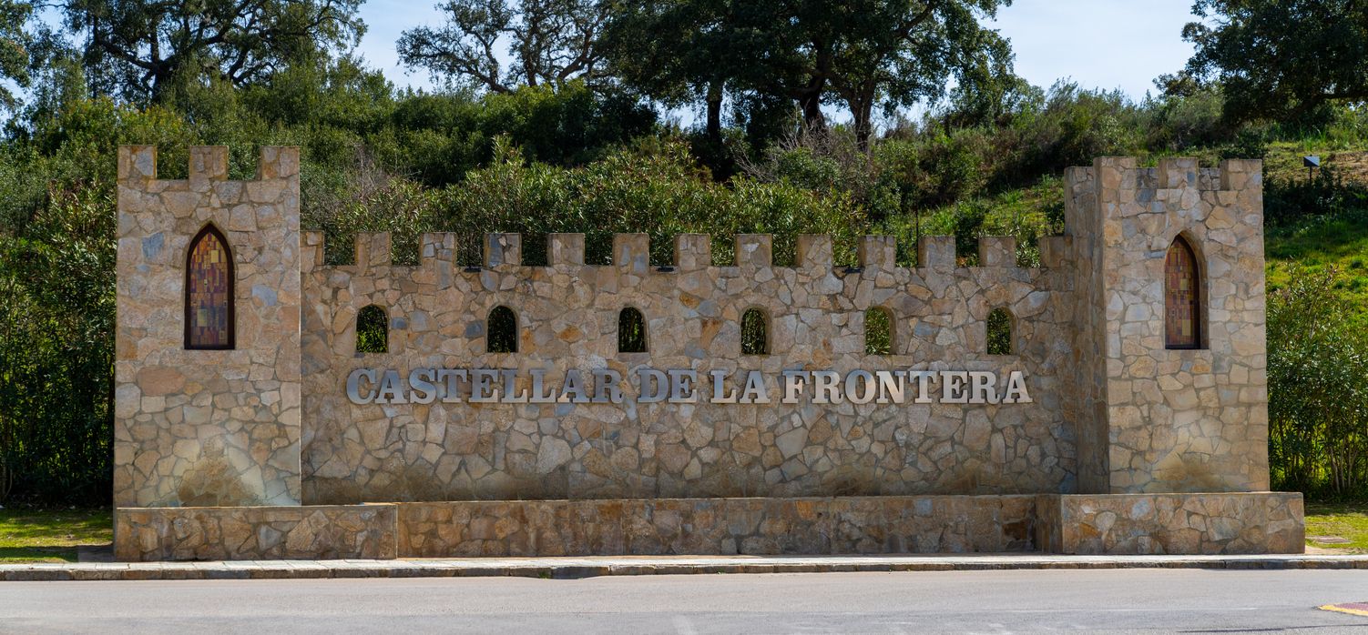 Así es el cartel con el nombre del pueblo de Castellar de la Frontera a la entrada del pueblo