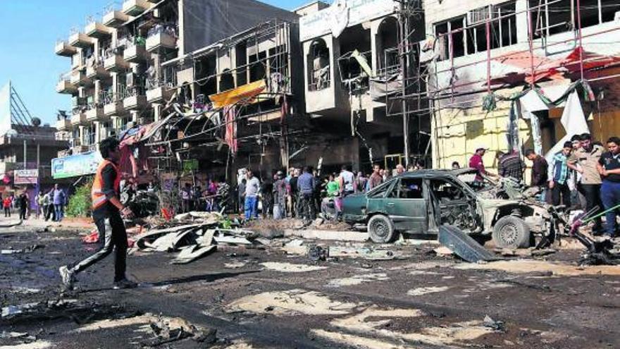 Escenario de uno de los diecisiete atentados con bomba perpetrados ayer en Bagdad. // Reuters