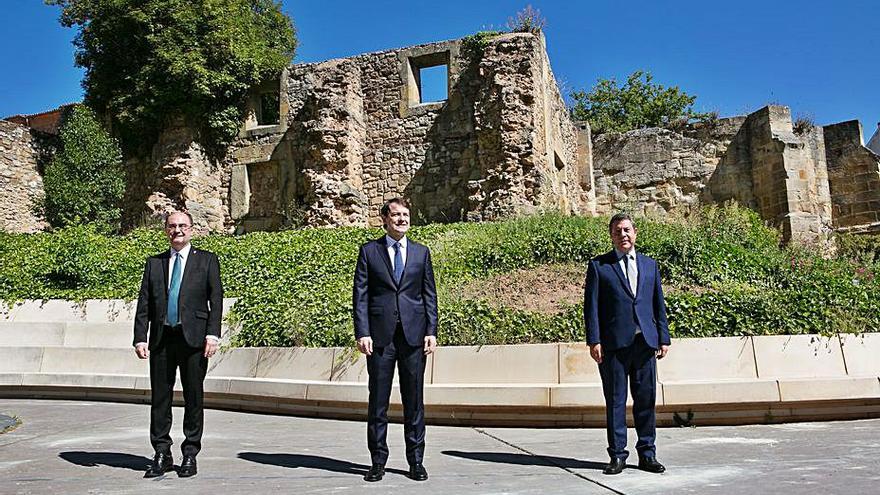 El presidente de Castilla y León (centro), junto a los de Aragón, (izquierda), y de Castilla-La Mancha, (derecha) en la reunión del pasado día 3 en Soria. |