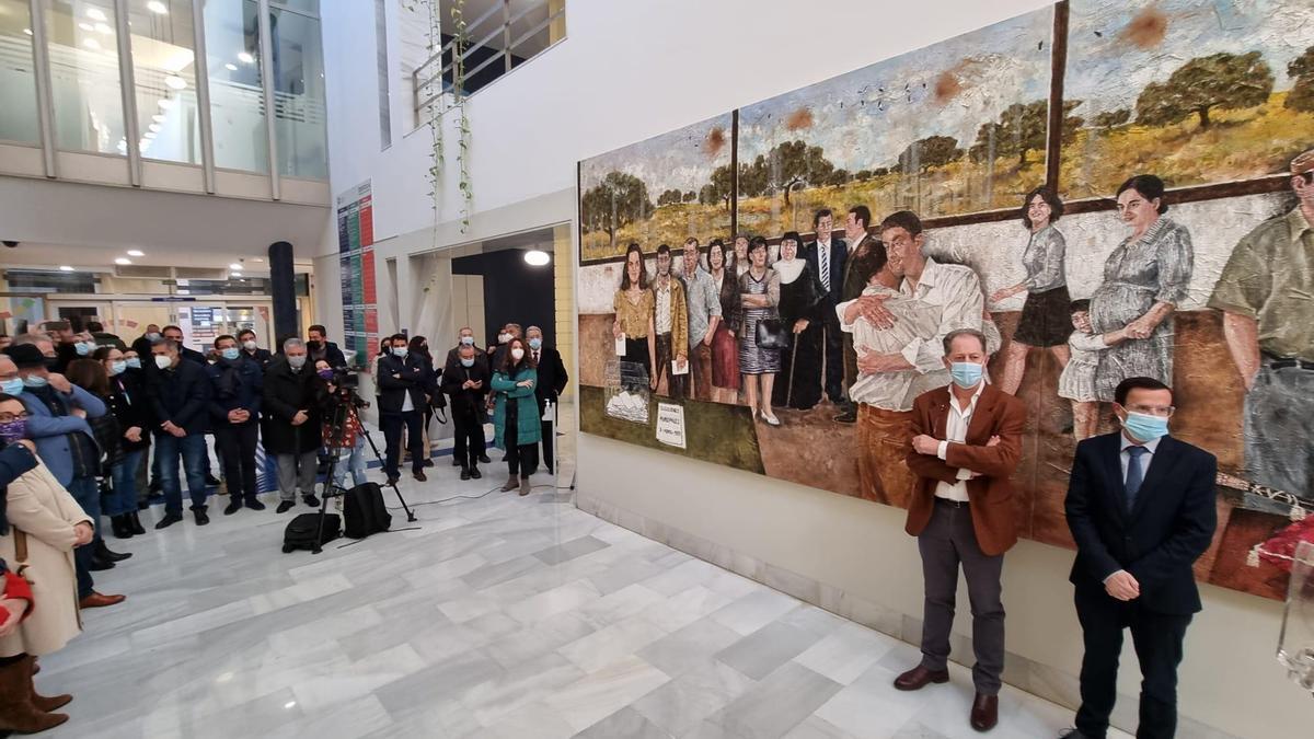Retamar y Gallardo ante el mural &#039;40 años de municipalismo democrático&#039;, ayer en la presentación de la obra en la Diputación de Badajoz.