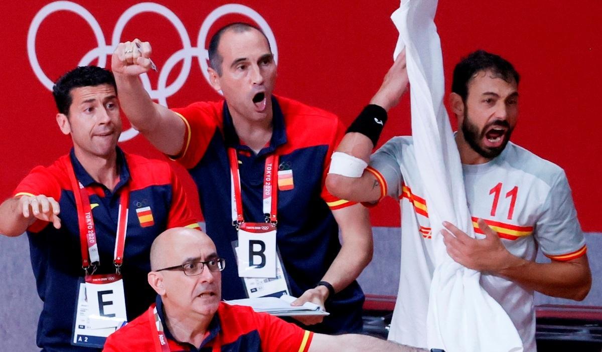 César Montes, en el centro, en los Juegos Olímpicos de Tokio.