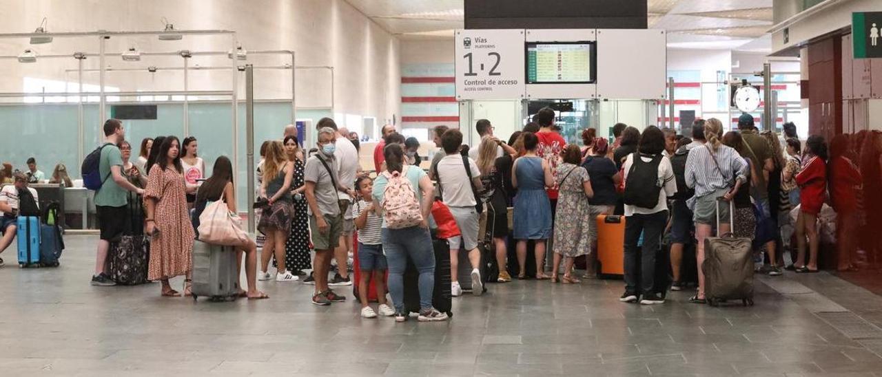 Pasajeros afectados en la estación de Delicias el pasado lunes por el corte de la línea por el robo de cable en Tarragona.