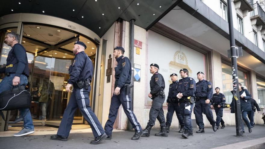 Policías en un hotel de la localidad austriaca de Innsbruck, donde una mujer dio positivo.