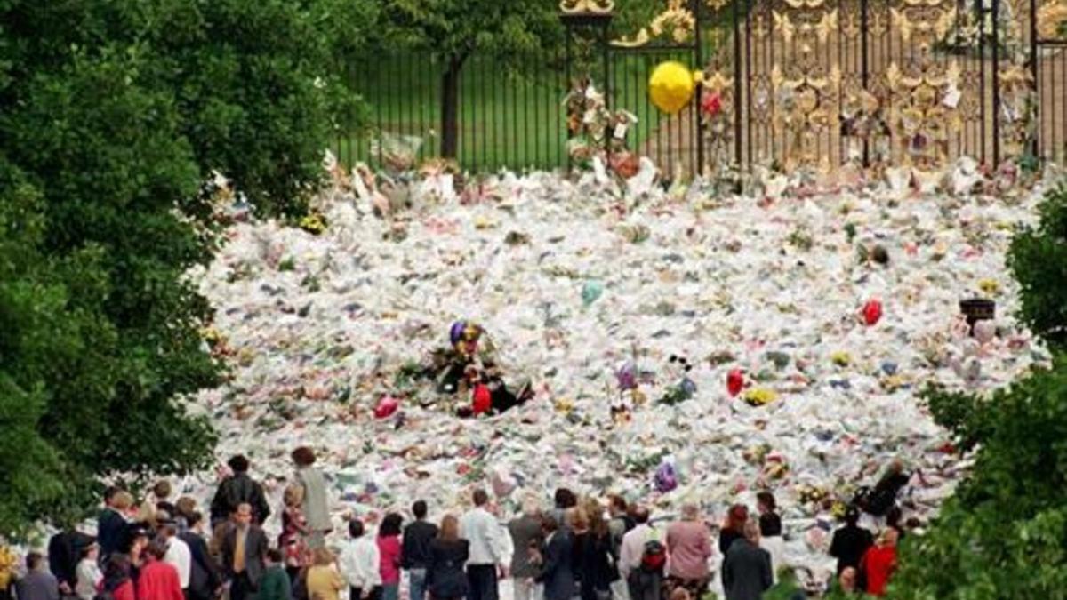 Un mar de flores cubrió desde el momento de la muerte de Diana la entrada a su residencia, Kensington Palace. Abajo, la portada de EL PERIÓDICO del 1 de septiembre de 1997.