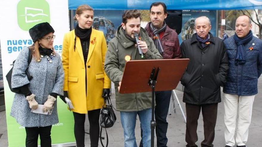 Los populares, durante la lectura de la Constitución en Santa Clara.