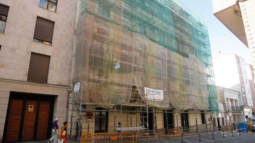 El edificio que alberga la sede judicial tapado por un gran andamio. Foto Javier de la Fuente