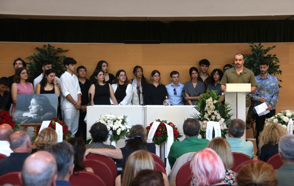 El nombrós grup de nets de Rosa Regàs, durant el seu funeral