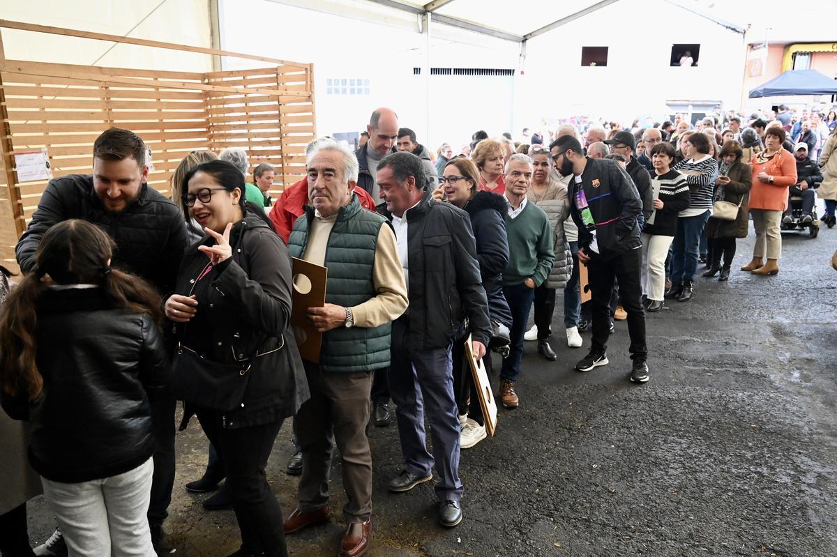 Colas para hacerse con los tickets de las cazuelas de caldo y carne.