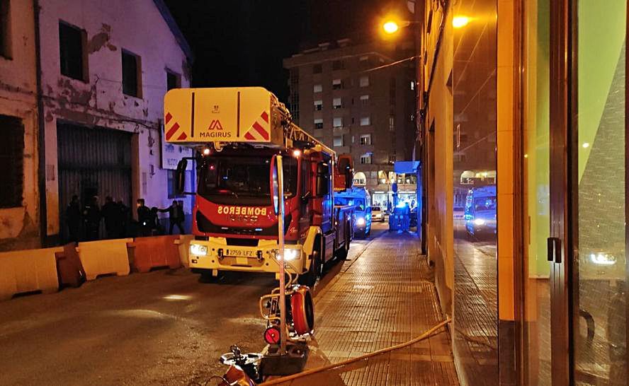 Los bomberos, en Almacenes Industriales.