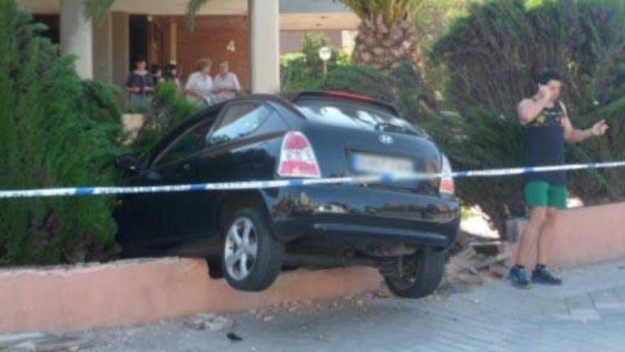 Sale ileso tras acabar su coche en una urbanización de Alicante