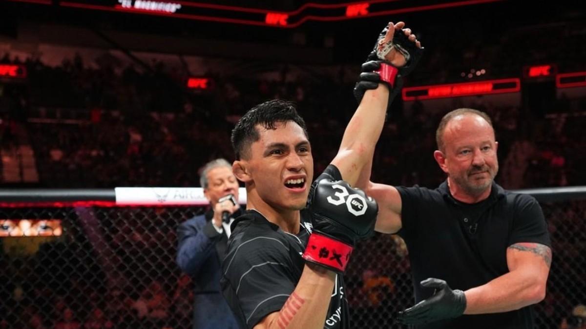 Altamirano celebra uno de sus triunfos en UFC