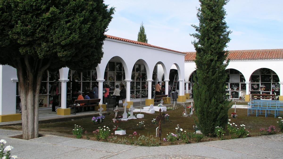 Interior de las instalaciones del cementerio municipal de Coria que será ampliado en lo que es en terreno.